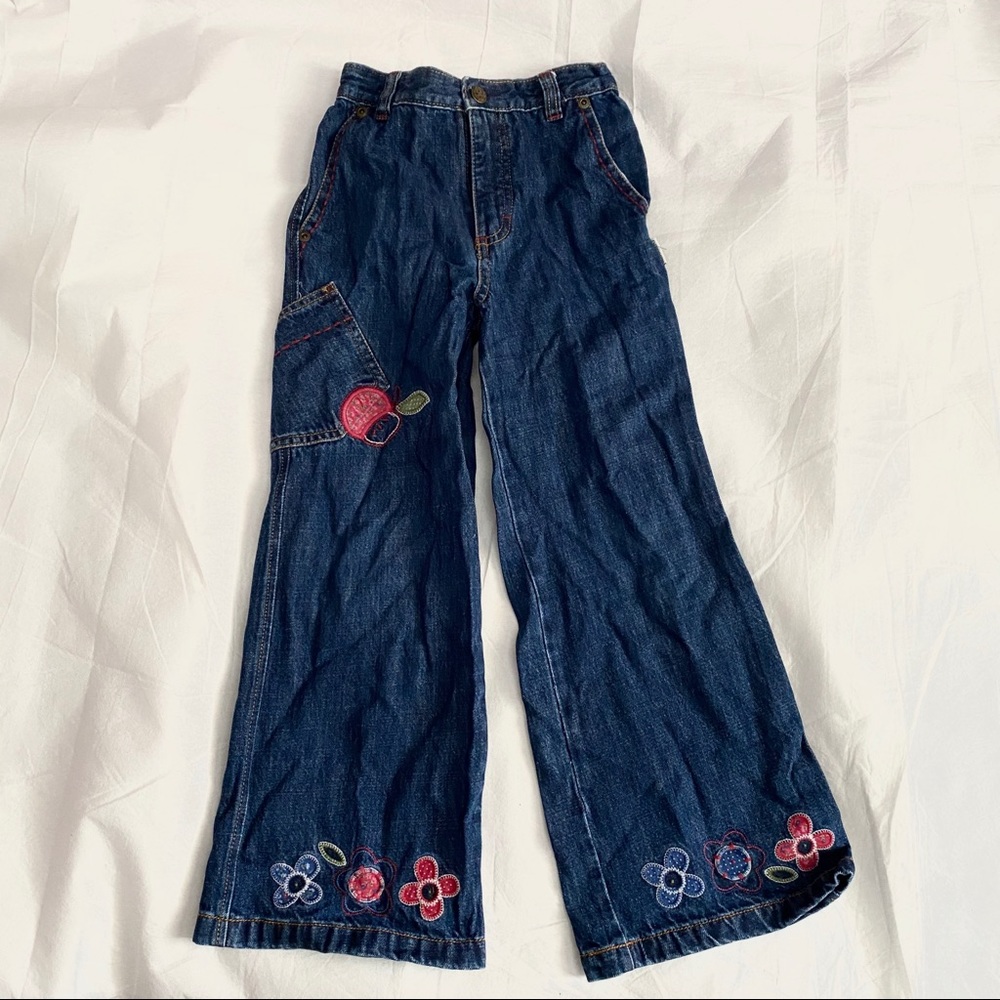 Oshkosh button Girl’s jean w/ embroidery Size 6